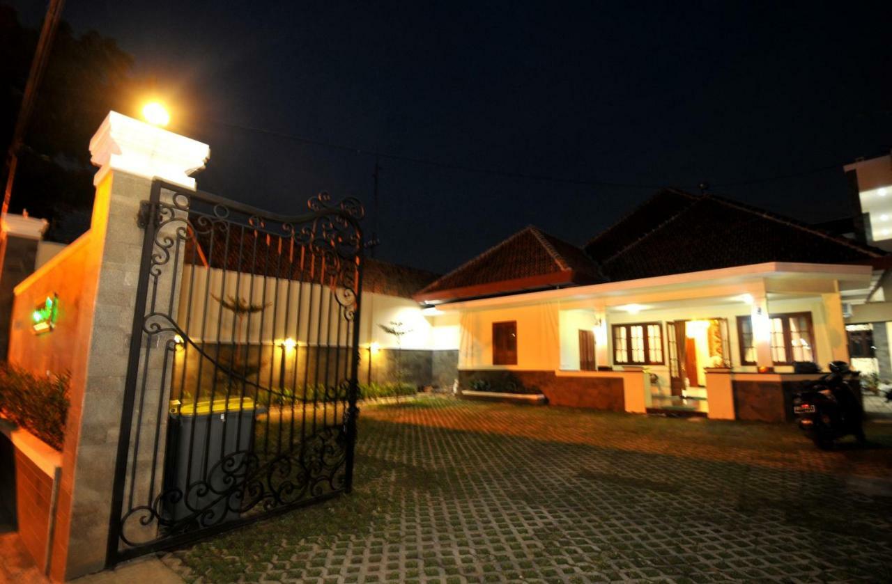 Musafir Guest House Syariah Surakarta  Bagian luar foto